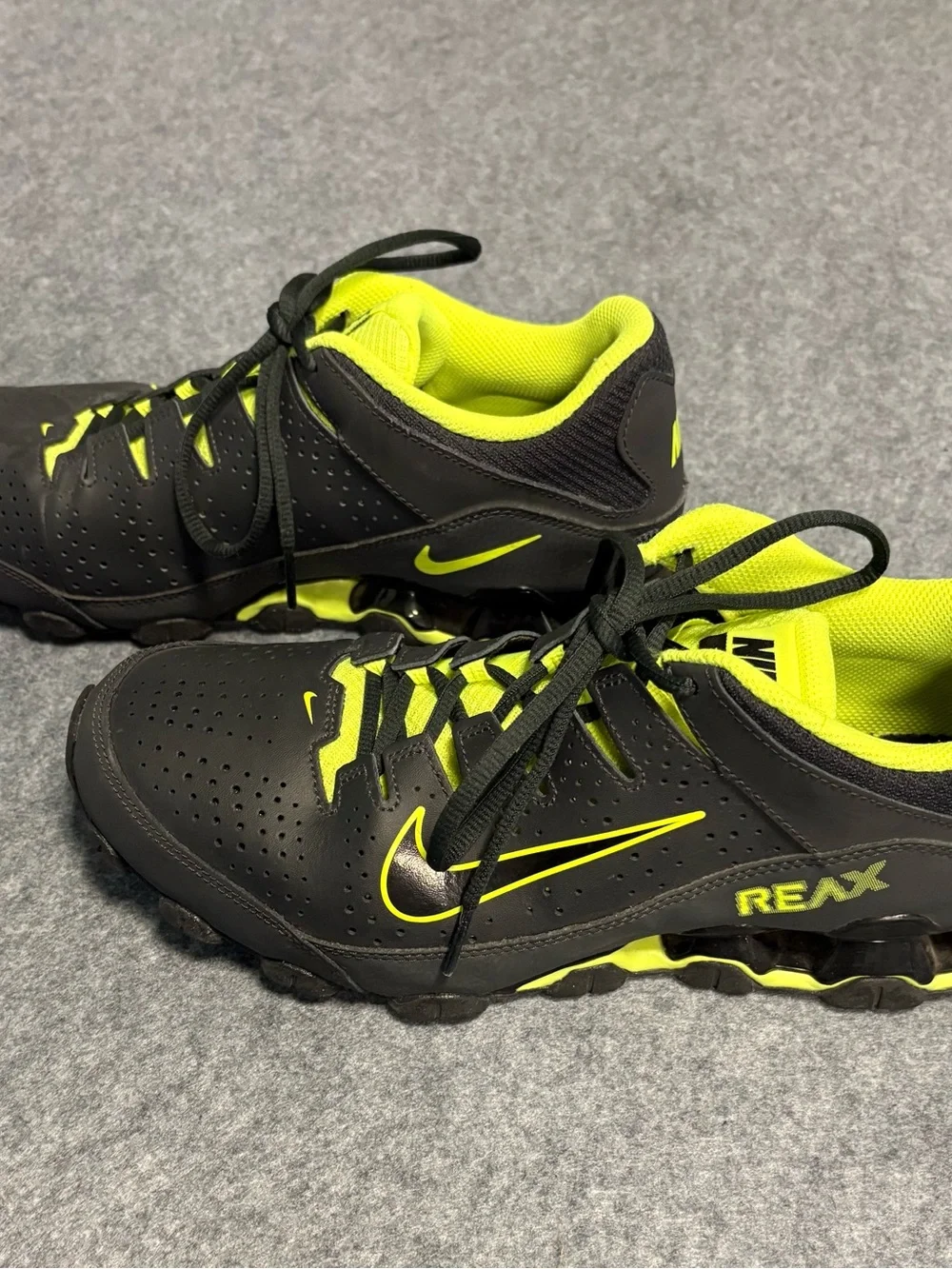 Nike Reax 8 TR Mens Sz 10 Black and Neon Yellow Athletic Sneakers